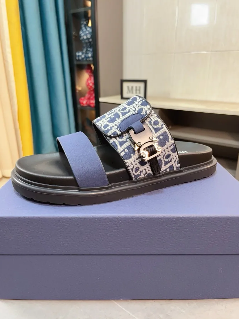 Men's Men's Shoes 💰320🌸🌸Dior Aqua Men's Sandals Slippers. Showcasing Dior haute couture design. The Dior gray suede strap is accented with an aluminum Dior buckle for added style. Paired with a comfortable tonal notch sole, they pair easily with shorts or jeans for a sophisticated look. Main body: suede cow leather, technical fabric lining: cow leather, with adjustable straps, aluminum Dior buckle, Dior gray EVA insole, tonal notch rubber outsole splicing structure👌👌size: 38-44 (45.46 customized)